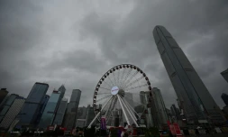 Nuages noirs chargés de pluie sur Hong Kong à l'approche du typhon Koinu, le 8 octobre 2023