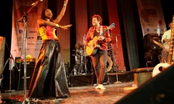 L'artiste malienne Fatoumata Diawara (g) et le musicien français Matthieu Chedid, alias -M-, le 26 janvier 2017 à Bamako