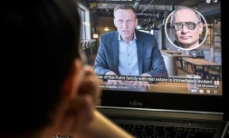 Une femme regarde la vidéo du leader de l'opposition emprisonné Alexei Navalny, accusant le président Poutine de corruption, à Moscou, le 21 janvier 2021