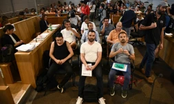 Les prévenus siègent au tribunal de Niort, dans l'ouest de la France, le 8 septembre 2023 où ils seront jugés pour avoir organisé des rassemblements contre les "bassines" à Sainte-Soline (Deux-Sèvres)