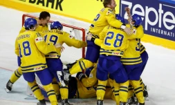 L'équipe de Suède se congratule après après avoir remporté le Championnat du monde de hockey sur glace aux tirs au but face au Canada, le 21 mai 2017 à Cologne