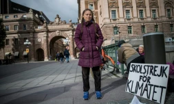 L'activiste suédoise Greta Thunberg, alors ùgée de 15 ans, en grÚve de l'école pour le climat devant le parlement de son pays, le 28 septembre 2018 à Stockholm