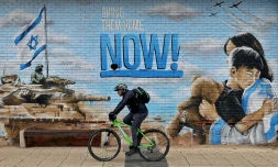 Un graffiti appelant à la libération des otages israéliens à Gaza dans la ville de kfar Saba le 24 janvier 2025