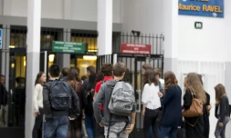 L'annonce du départ du proviseur du lycée parisien Maurice-Ravel, menacé de mort aprÚs une altercation avec une élÚve pour qu'elle enlÚve son voile, suscite une vague d'indignation