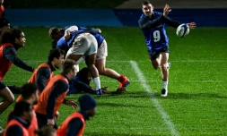 Baptiste Couilloud fait une passe lors de l'entraînement du XV de France le 2 décembre 2020 à Marcoussis