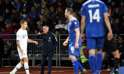Le sélectionneur de l'équipe de France Didier Deschamps donne des instructions lors du match contre l'Islande en qualif pour l'Euro-2020, le 11 octobre 2019 à Reykjavik