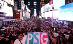 Des supporters du PSG sont rassemblés à Times Square, à New York, le 11 juillet 2025