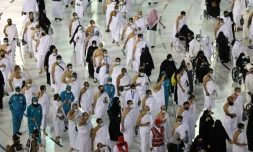 Des fidèles musulmans circulent autour de la Kaaba, au coeur de la Grande mosquée de La Mecque, le 17 juillet 2021 en Arabie saoudite