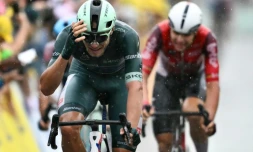 L'Italien Jonathan Milan s'impose au sprint lors de la 17e étape du Tour de France à Valence, le 23 juillet 2025
