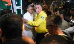 L'ancien président brésilien Jair Bolsonaro quitte en ambulance l'hôpital Rio Grande Hospital de Natal, le 12 avril 2025