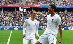 Raphaël Varane et Antoine Griezmann buteurs lors de la victoire face à l'Uruguay 2-0 en quarts de finale du Mondial le 6 juillet 2018