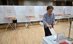Un électeur dépose son bulletin lors de l'élection présidentielle sud-coréenne du 3 juin 2025, à Séoul
