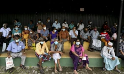 Des personnes âgées attendent devant un centre pour se faire vacciner contre le coronavirus à Colombo le  31 juin 2021