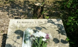 Le mémorial en hommage à Ilan Halimi à Epinay-sur Seine (Seine-Saint-Denis) le 15 août 2025, après sa dégradation