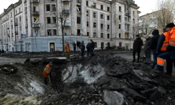 Des employés municipaux inspectent et réparent les dégùts aprÚs une attaque de missiles à Kiev, le 21 mars 2024 en Ukraine