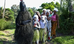 Procession de membres de la société secrÚte Bondo, dans le village de Songo en Sierra Leone, le 2 décembre 2019