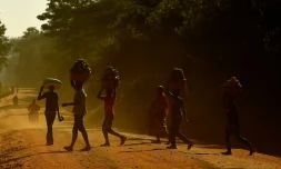 Des habitants sur une route Ă Morogoro en juin 2016, en Tanzanie