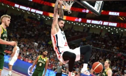 Le pivot des Bleus Vincent Poirier claque un dunk contre l'Australie pour le bronze du Mondial à Pékin, le 15 septembre 2019
