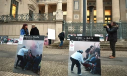 Des militants anti-corrida devant le palais de justice de Nîmes le 14 janvier 2016