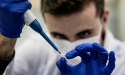 Un chercheur dans un laboratoire à l'hôpital de la Croix-Rousse à Lyon, étudie les variations du virus, le 14 janvier 2021