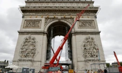 Travaux le 30 juillet 2021 à Paris pour préparer l'empaquetage de l'Arc de Triomphe, &oelig;uvre posthume de Christo