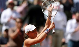 La Polonaise Iga Swiatek après avoir gagné son quart de finale du simple féminin contre l'Américaine Jessica Pegula au tournoi de Roland-Garros, à Paris, le 1er juin 2022
