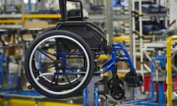 Un fauteuil roulant sur une ligne d'assemblage, le 21 juin 2024 à Fondettes (Indre-et-Loire)