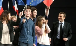 Emmanuel Macron avec des partisans lors d'une réunion de campagne à reims le 17 mars 2017