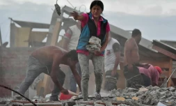 Une Equatorienne, Veronica Paladines, retire des décombres en cherchant son mari à Tarqui près de Manta en Equateur le 17 avril 2016 quelques heures après le séisme qui a fait 350 victimes d'après un dernier bilan