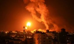 Une boule de feu et des panaches de fumée après des frappes israéliennes sur la ville de Gaza, le 16 juillet 2022