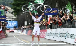 Tadej Pogacar célÚbre sur la ligne d'arrivée sa victoire sur le Tour de Lombardie samedi 12 octobre à CÎme.