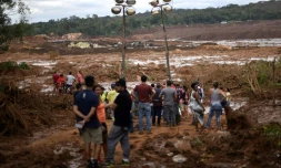 Des habitants contemplent l'étendue du désastre au lendemain de la rupture d'un barrage minier ayant fait au moins 37 morts et 300 disparus dans l'est du Brésil, le 26 janvier 2019.