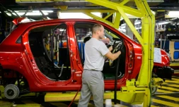 Une chaîne de montage à l'usine Renault le 24 février 2016 à Novo Mesto en Slovénie