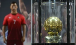 Photographie du 23 juillet 2016 montrant une statue représentant Ronaldo et le Ballon d'Or FIFA