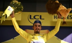 Le Français Julian Alaphilippe sur le podium du Tour de France à l'arrivée de la 17e étape, le 24 juillet 2019 à Gap