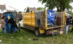 Des bénévoles de l'association "L'Auberge des Migrants" installe une douche mobile pour les migrants et réfugiés à Calais, le 5 septembre 2017