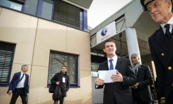 Le Premier ministre Manuel Valls devant une agence pÎle Emploi, le 22 février 2016 à Mulhouse