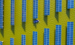 Vue aérienne d'une station photovoltaïque, située dans un bassin à poissons, à Haian, en Chine, le 19 juillet 2021