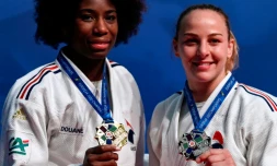 La Française Marie-Eve Gahié, médaillée d'or (-70 kg) et sa compatriote Margaux Pinot, médaillée de bronze dans la même catégorie, posent aux Championnats d'Europe de judo, le 30 avril 2022 à Sofia
