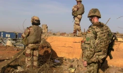 Des soldats français participant à l'opération Barkhane sur les lieu d'un attentat-suicide à Gao, au Mali, le 30 novembre 2016