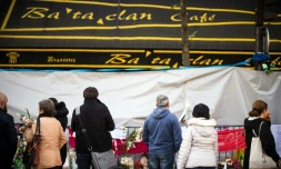 Des gens se recueillent devant le Bataclan, le 23 novembre 2015 à Paris