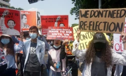 Manifestation contre le coup d'Etat militaire, le 23 février 2021 à Rangoun, en Birmanie