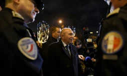 le ministre de l'Intérieur Gérard Collomb rencontre des policiers en patrouille le 31 décembre 2017 à Paris