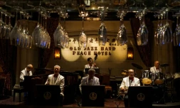 Les six membres du Old Jazz Band sont âgés en moyenne de 82 ans, ce qui leur vaut le surnom de "groupe de jazz le plus âgé du monde" --un titre naguère homologué par le Livre des records: l'aîné souffle encore dans sa trompette avec entrain malgré ses 97 printemps... et le plus jeune a 63 ans.