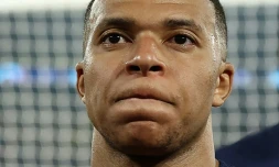 Kylian Mbappé face aux supporters du Paris SG mardi soir aprÚs l'élimination contre Dortmune en demi-finale de Ligue des champions.