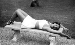 L'artiste franco-américaine Joséphine Baker prend la pose à Castelnaud-la-Chapelle (sud-ouest de la France) dans les années 1920