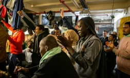 Des migrants à bord du Sea Watch 3 apprennent le 9 janvier 2019 au large de Malte qu'ils vont être autorisés à débarquer sur l'île