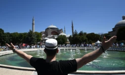 Un fidèle devant l'ex-basilique Sainte-Sophie, reconvertie en mosquée le 10 juillet, pour la première journée de prière du vendredi, le 24 juillet 2020 à Istanbul