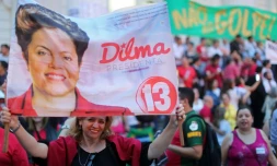 Des sympathisants du Parti des travailleurs (PT) manifestent leur soutien à Dilma Rousseff le 31 mars 2016 à Curitiba 