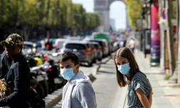 Des personnes traversent les Champs Elysees le 27 août 2020